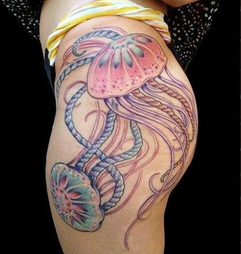 Méduse tatouée sur une fesse de fille - photo