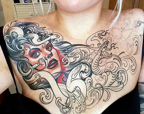 Méduse Gorgone tatouée sur la poitrine