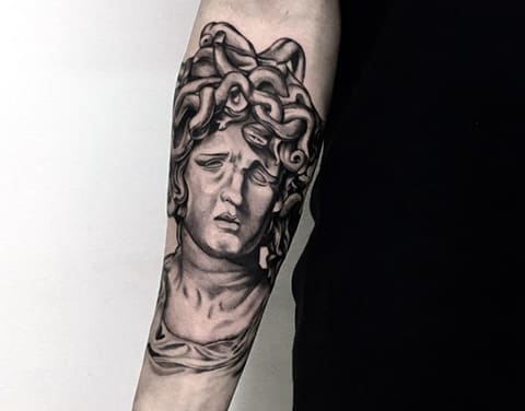 Méduse Gorgone tatouée sur la main