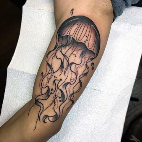 Tatouage de méduse sur le bras
