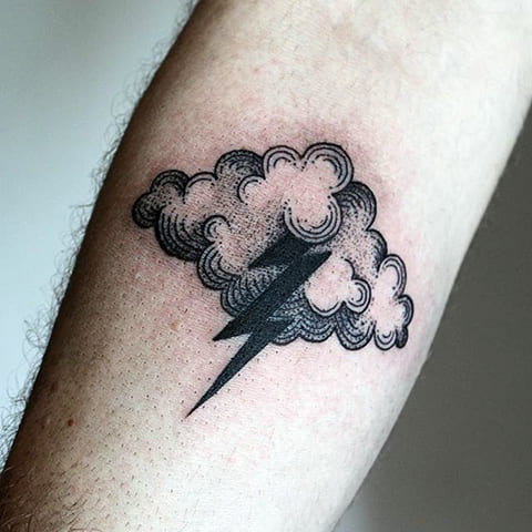 Tatouage d'un éclair et d'un nuage sur votre bras