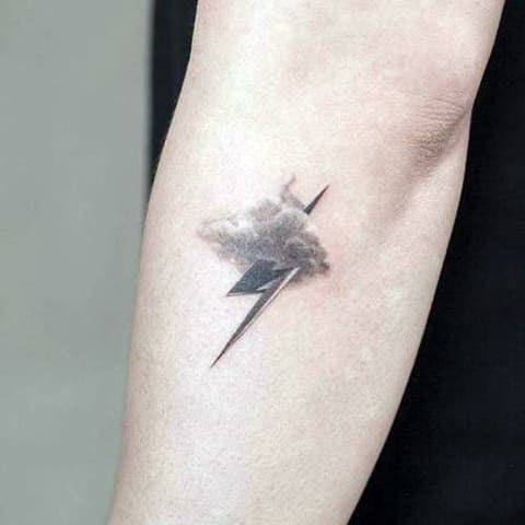 Tatouage d'un éclair sur la main