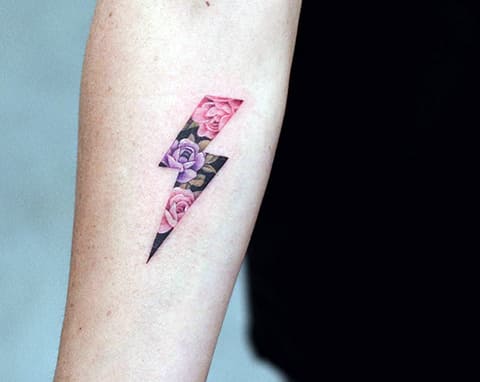Tatouage d'un éclair sur le bras