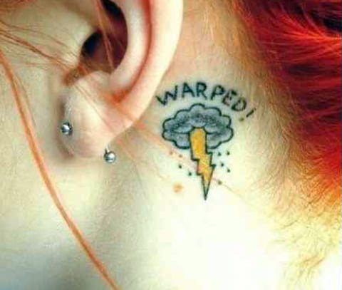 Tatouage d'un éclair sur le cou derrière l'oreille