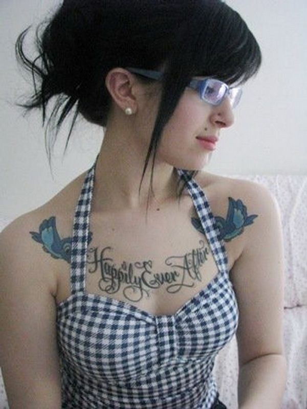 Tatouage avec inscription et oiseaux sur la poitrine