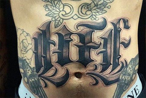 Tatouage avec écriture