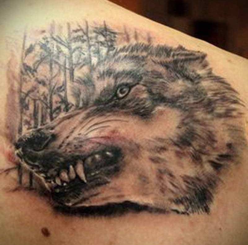 Tatouage avec un sourire de loup
