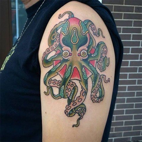 Pieuvre tatouée sur le bras - photo