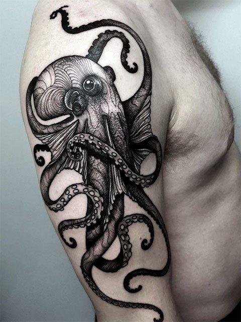 Tatouage de pieuvre sur la main