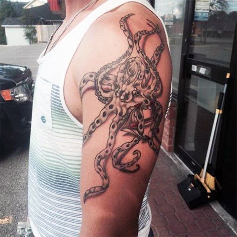 Tatouage d'une pieuvre sur le bras