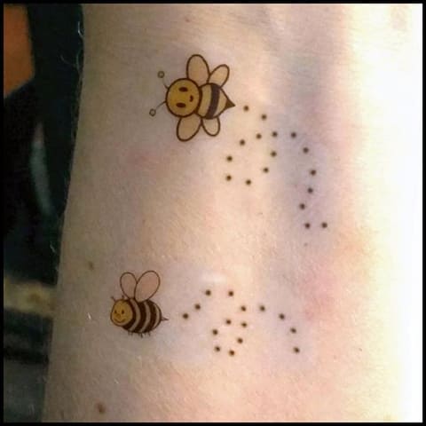 Tatouage avec des abeilles