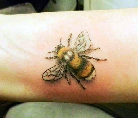Tatouage avec une abeille - photo