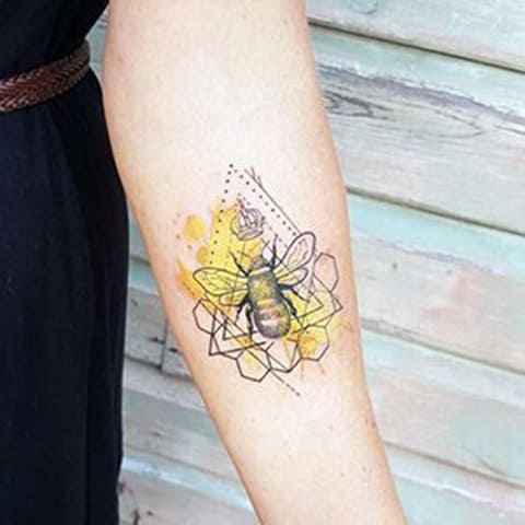 Tatouage avec abeille et nid d'abeille