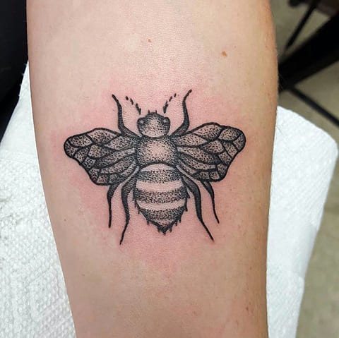 Tatouage d'une abeille sur le bras