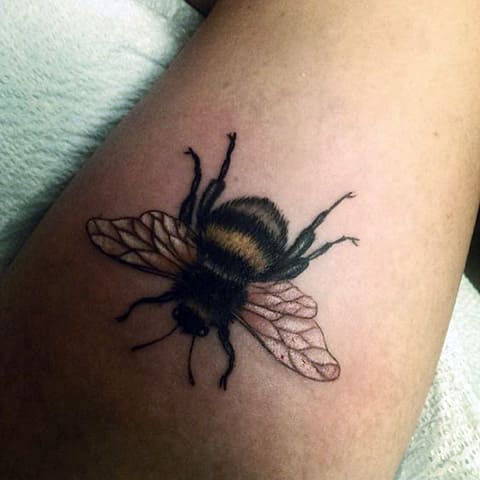 Tatouage avec une abeille