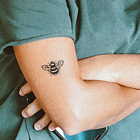 Tatouage d'une abeille