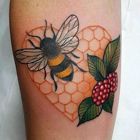 Tatouage avec une abeille