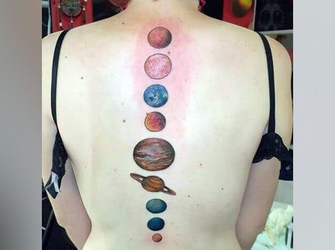 Tatouage d'une planète dans le dos - photo