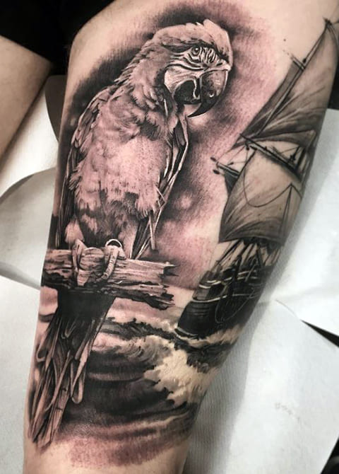 Tatouage d'un perroquet sur les jambes