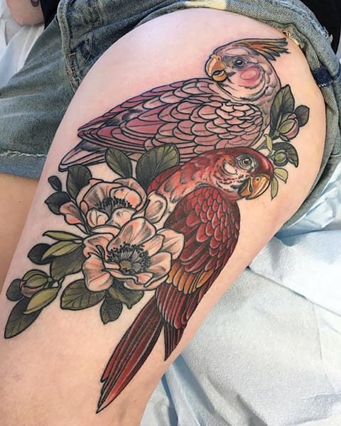 Tatouage d'un perroquet sur la cuisse