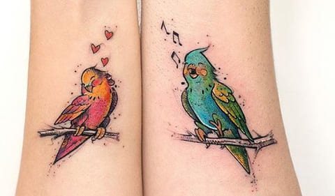 Tatouage d'un perroquet sur le poignet