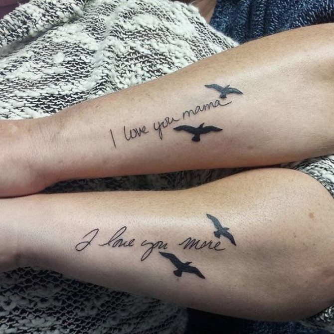 Tatouage avec oiseaux et peintures symboliques pour mère et fille