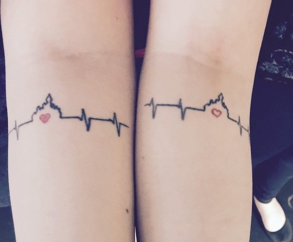 Tatouage avec un battement de cœur - petit et symbolique