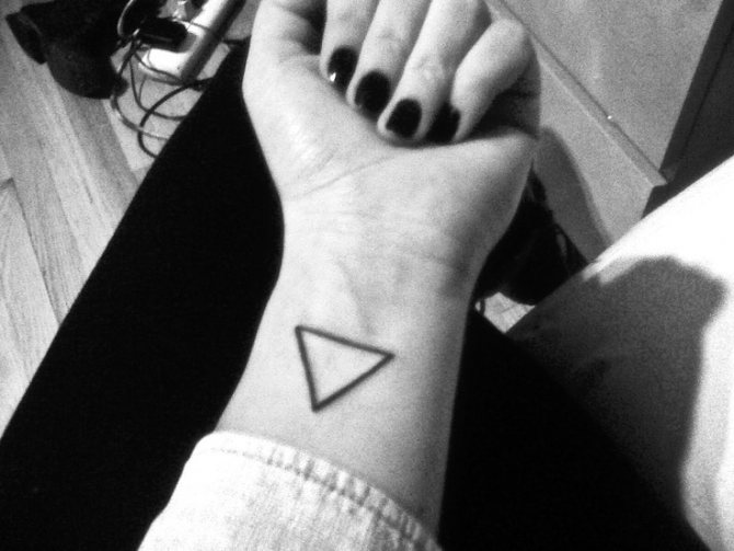 photo d'un tatouage avec un triangle