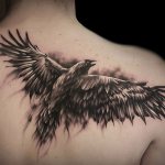 Tatouage avec un corbeau
