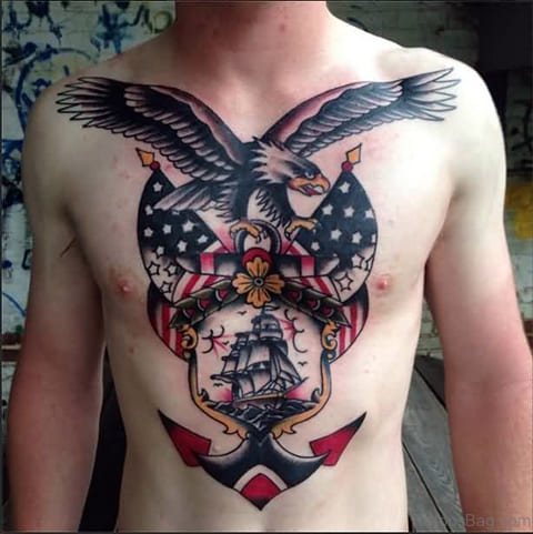 Tatouage d'une ancre sur un homme