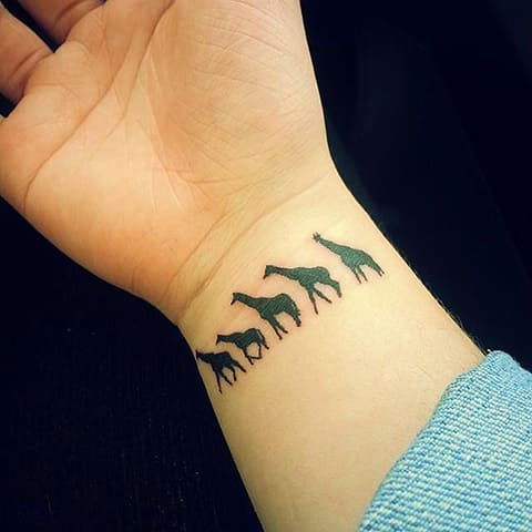 Tatouage d'une girafe au poignet