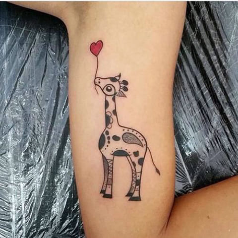 Tatouage d'une girafe sur la main