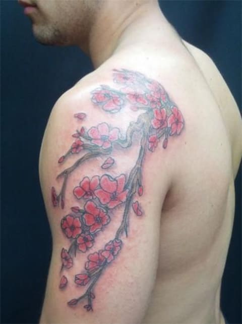 Tatouage d'une cerise sur un homme - photo