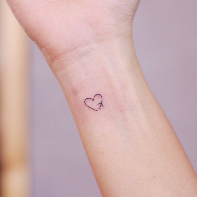 avion de tatouage en main