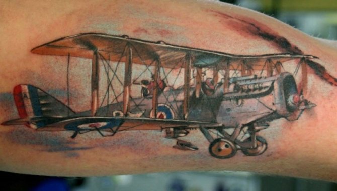tatouage d'avion sur la main