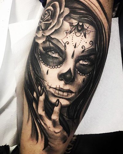 Tatouage de la Santa Muerte chez les femmes, les hommes. Signification, dessins, photos