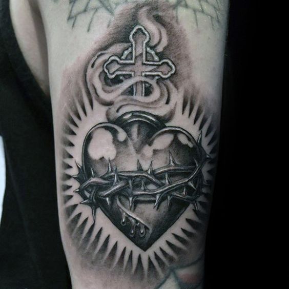 tatouage cœur-croix
