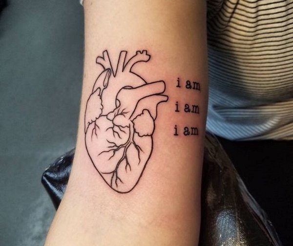 Tatouez un cœur sur votre poignet, votre main, votre visage, votre poitrine. Esquisse, signification