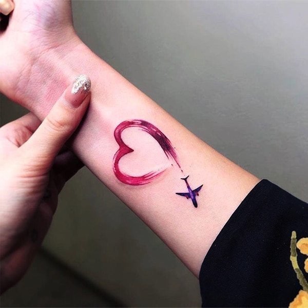 Tatouage de cœur sur le poignet, la main, le visage, la poitrine. Esquisse, signification