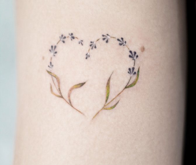 Tatouage de cœur sur le poignet, le bras, le visage, la poitrine. Esquisse, signification