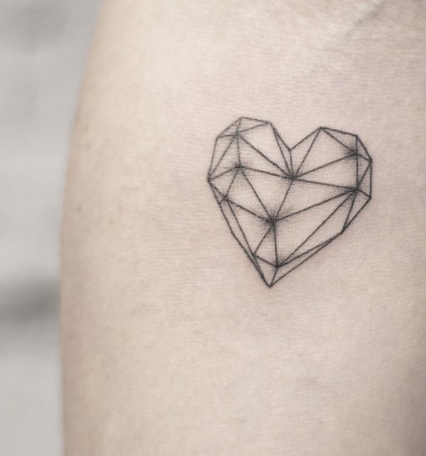 Tatouage de cœur sur le poignet, la main, le visage, la poitrine. Esquisse, signification