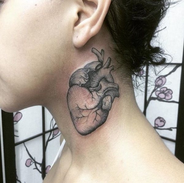Tatouage de cœur sur le poignet, la main, le visage, la poitrine. Esquisse, signification