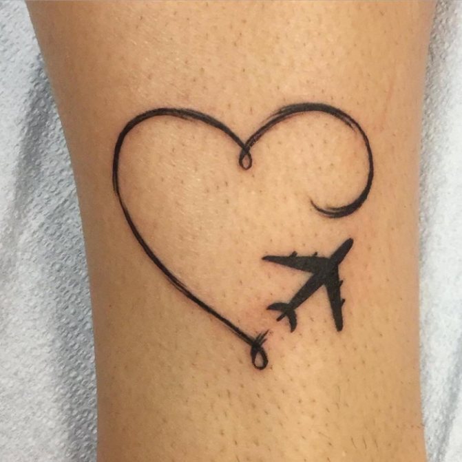 Tatouage de cœur sur le poignet, la main, le visage, la poitrine. Esquisse, signification