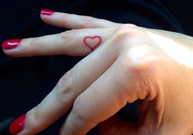 Tatouez un cœur sur votre doigt. Signification, ce que cela signifie, croquis, photos