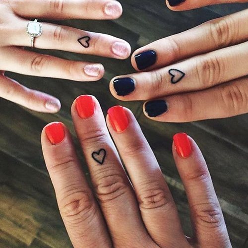 Tatouage d'un cœur sur un doigt. Signification, ce que cela signifie, croquis, photos