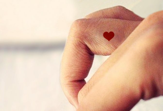Tatouage d'un cœur sur votre doigt. Signification, ce que cela signifie, croquis, photos