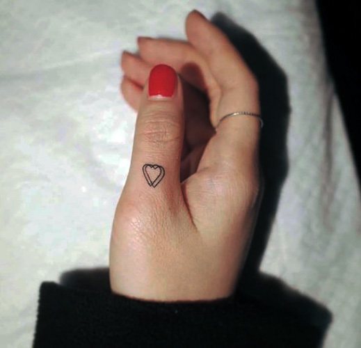 Tatouage d'un cœur sur un doigt. Signification, ce que cela signifie, croquis, photos