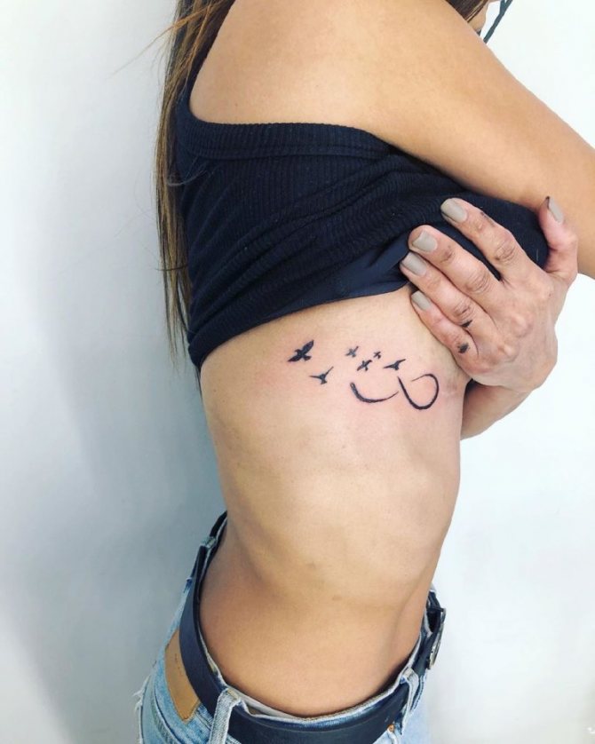Tatouage de cœur de côte