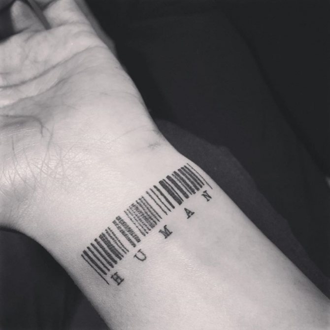 code-barres de tatouage à la main