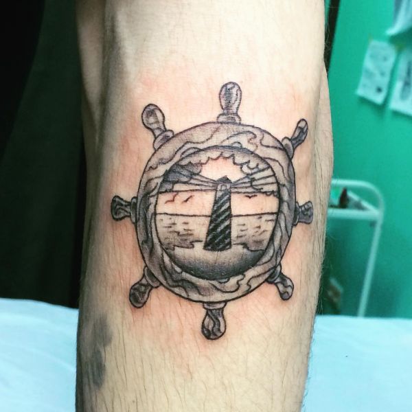 Tatouage de la roue et du phare
